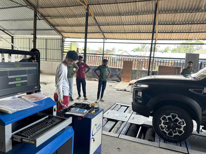 5-in-1 Roller Brake Tester dengan 4000kg Max Axle Load Patented Sanding Roller dan Industrial Control Computer